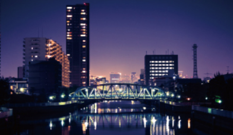 明かりのともった街並みの写真