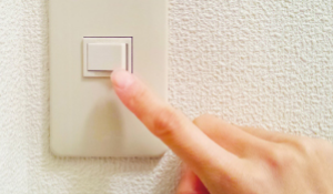 電源スイッチを操作する写真