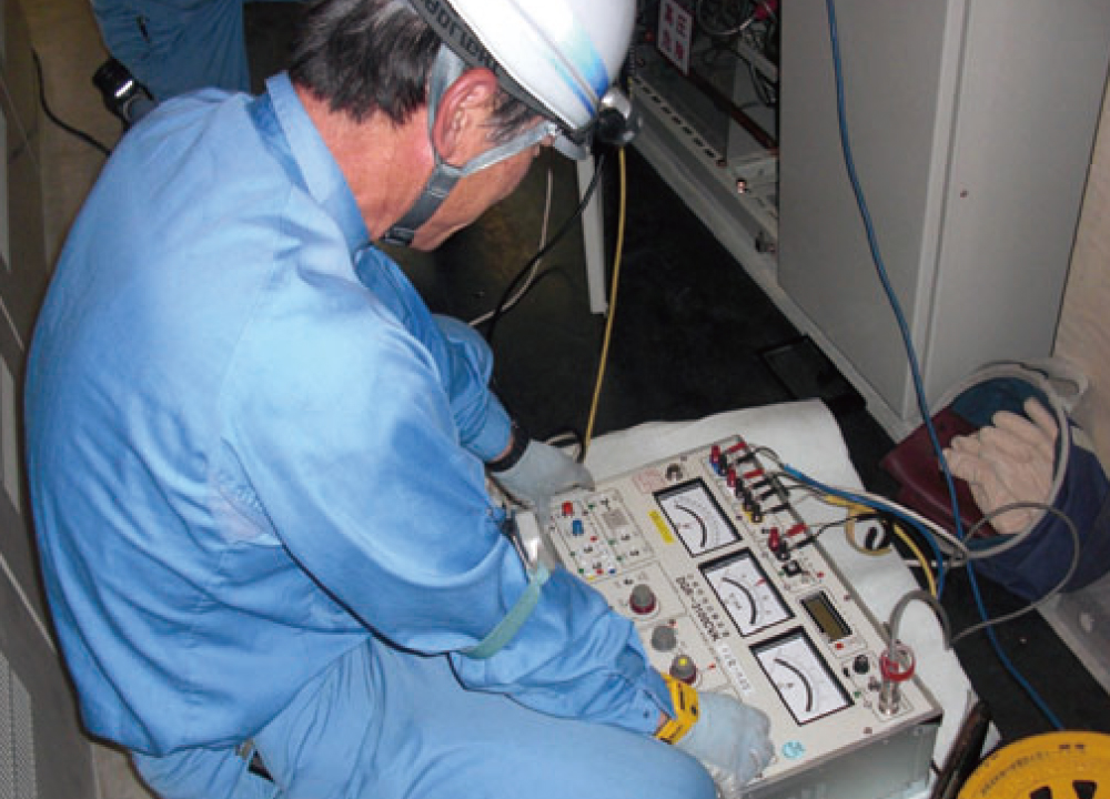 受変電設備リレー試験を行う技術者